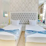 Ramada By Wyndham Trimontium מלון 4*