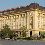 Ramada By Wyndham Trimontium מלון 4*