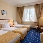 Ramada By Wyndham Trimontium מלון 4*