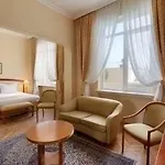 Ramada By Wyndham Trimontium Хотел
