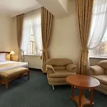 Ramada By Wyndham Trimontium מלון
