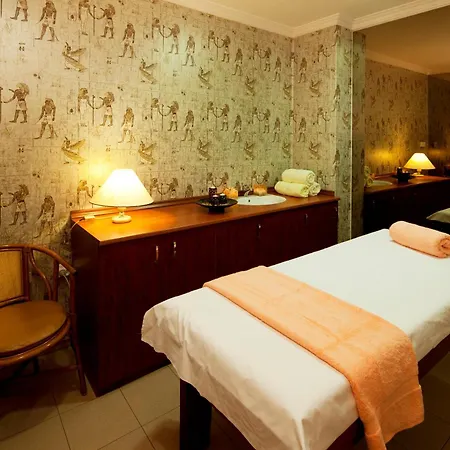 Ramada By Wyndham Trimontium Hotel