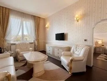 Ramada By Wyndham Trimontium Hotel 4*